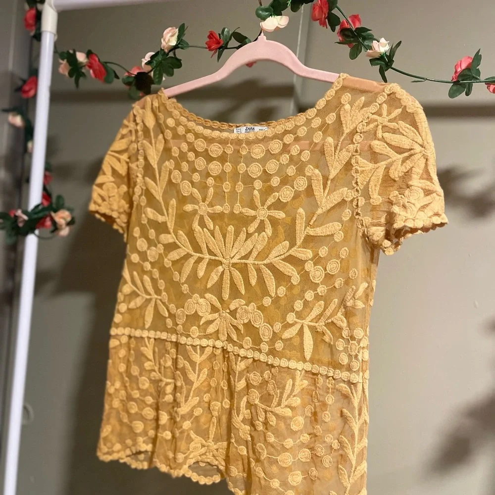 Chic Yellow Lace Blouse with Intricate Floral Patterns - Picture 4 of 6